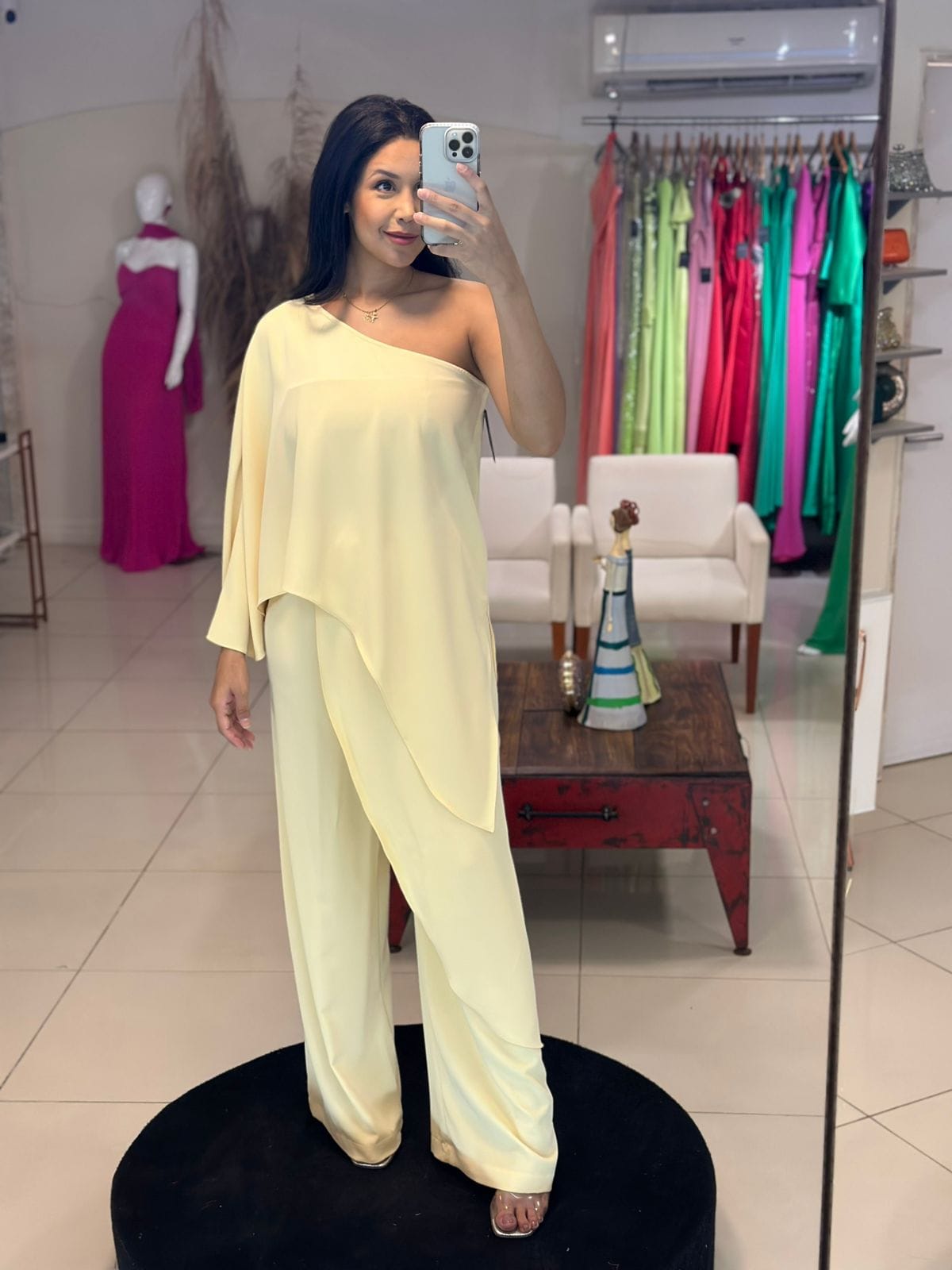 Imagem de calça amarelo pastel